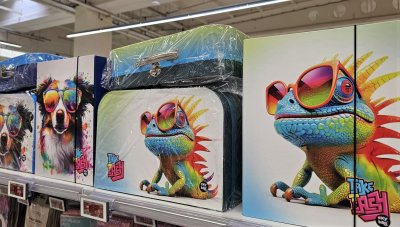 Školní kufříky a šanony v supermarketu