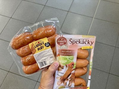Balení špekáčků v rukou