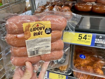 Balení buřtů v rukou