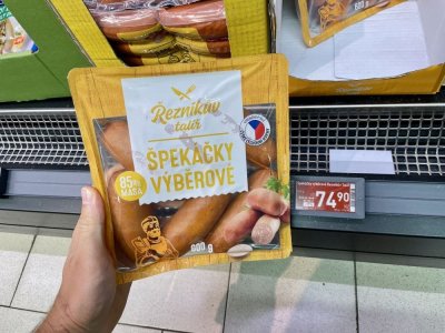 Balení špekáčků v rukou