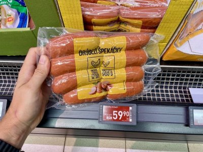 Balení špekáčků v rukou