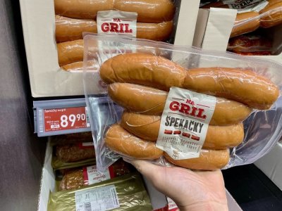 Balení špekáčků v rukou