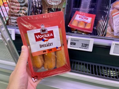 Balení špekáčků v rukou