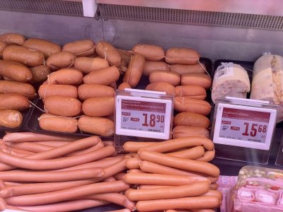 Špekáčky na pultě v obchodě