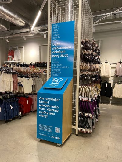 Recyklační box pro sběr nevyužitého oblečení a bytového textilu v prodejně Primark