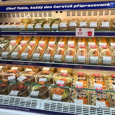 Nabídka sushi v kiosku Sushi Circle