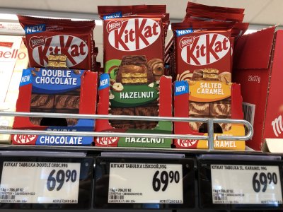 Čokolády Kit Kat v regálu supermarketu
