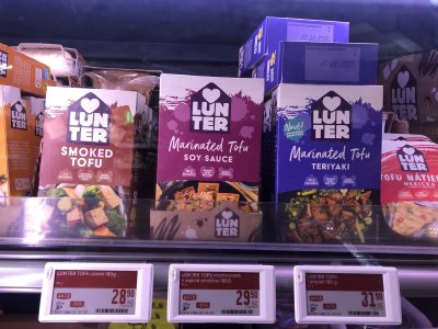 Balené tofu v regálu supermarketu