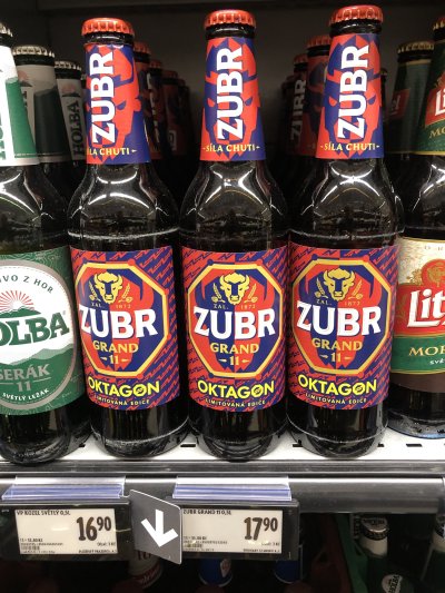 Pivo Zubr v regálu supermarketu