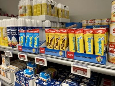 Kondenzovaná mléka Piknik, Pikao a Jesenka v regálu supermarketu