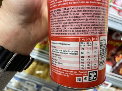 Etiketa na tubě Pringles