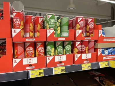 Bramborové lupínky v supermarketu