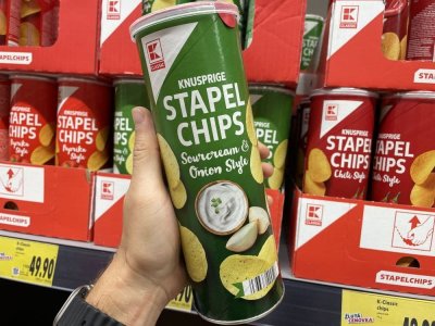 Ruka držící balení Stapel Chips v supermarketu