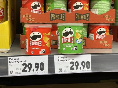 Malé balení Pringles v supermarketu