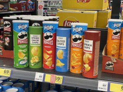 Pringles a jejich náhražky v regálu supermarketu
