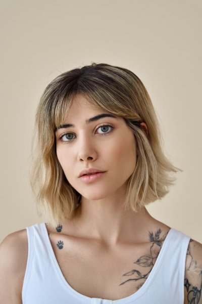 Portrét krásné mladé ženy s krátkými blond vlasy