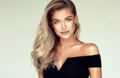 Krásná mladá žena s blond vlasy