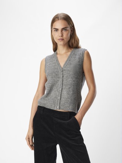 Šedá vesta na modelce