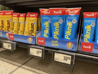Kondenzovaná mléka Piknik a Pikao v regálu supermarketu