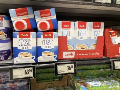 Krabicová zahuštěná mléka v regálu supermarketu
