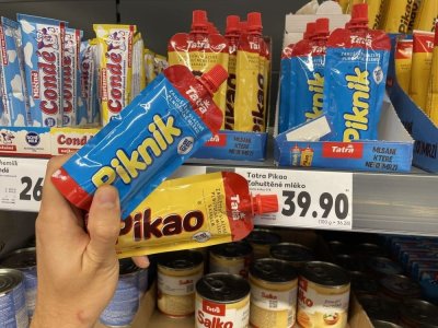 Kondenzovaná mléka Piknik a Pikao v supermarketu