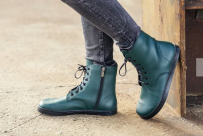 Ženské nohy v kotníkové barefoot obuvi
