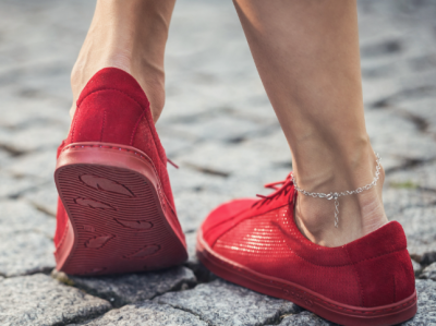 Ženské nohy v červených barefoot teniskách
