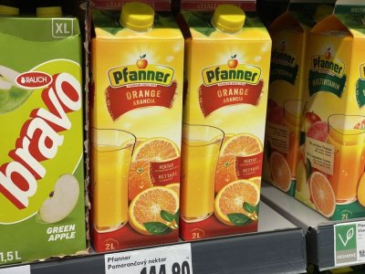Pomerančové džusy v regálu supermarketu