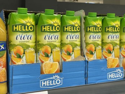 Pomerančové džusy v regálu supermarketu