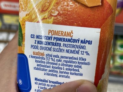 Etiketa na obalu ovocného pomerančového nápoje