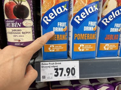 Pomerančové džusy v regálu supermarketu