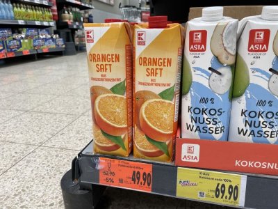 Pomerančové džusy a kokosové vody v supermarketu