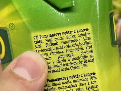 Etiketa na obalu pomerančového džusu