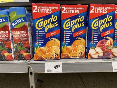 Ovocné džusy v supermarketu