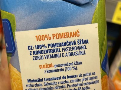Etiketa na obalu pomerančového džusu