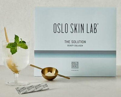 Kolagenový prášek v produktovém obalu, nápoj ve sklenici
