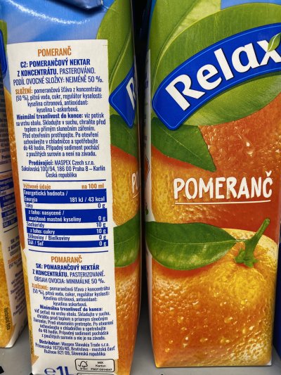 Pomerančové džusy v supermarketu