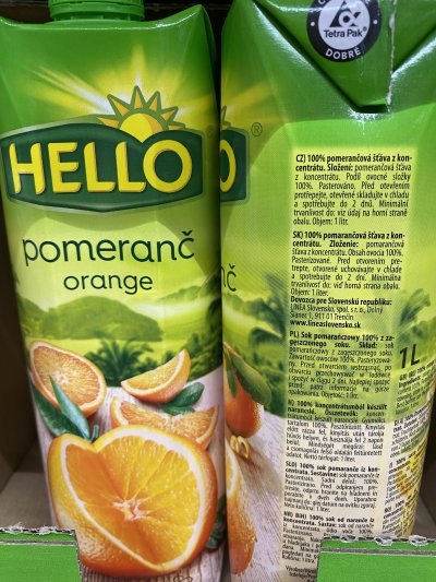 Pomerančové džusy v supermarketu