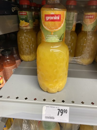 Pomerančové džusy v regálu supermarketu