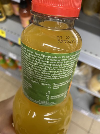 Etiketa na lahvi pomerančového džusu