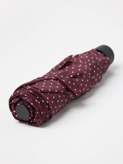 Složený burgundy deštník s puntíky
