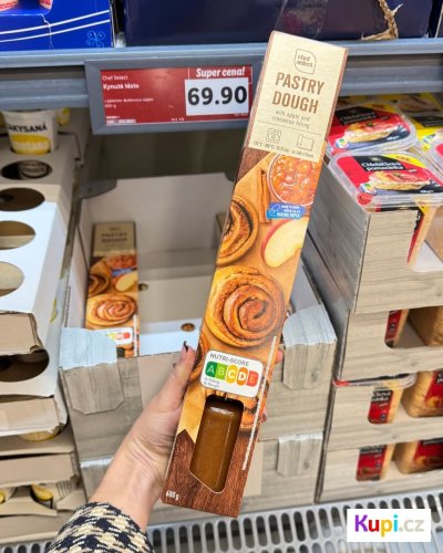 Kynuté těsto v ruce