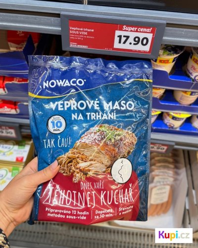 Modré balení vepřového masa v ruce