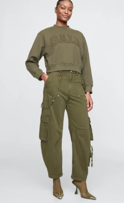Modelka v khaki outfitu