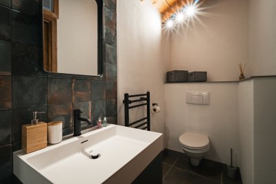 Koupelna s obkladem s měděnými prvky