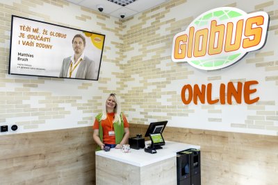 Koutek s obsluhou v Globusu