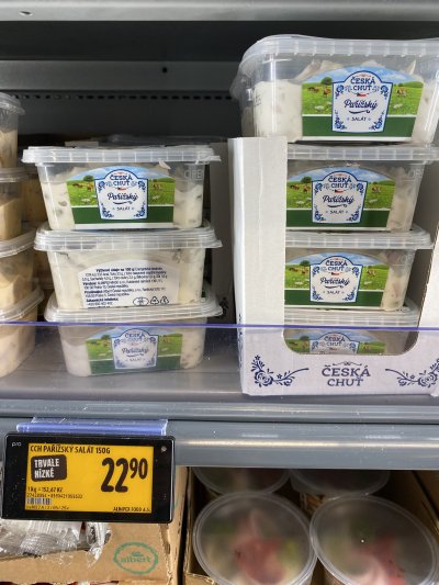 Pařížský salát v regálu supermarketu, cenovka