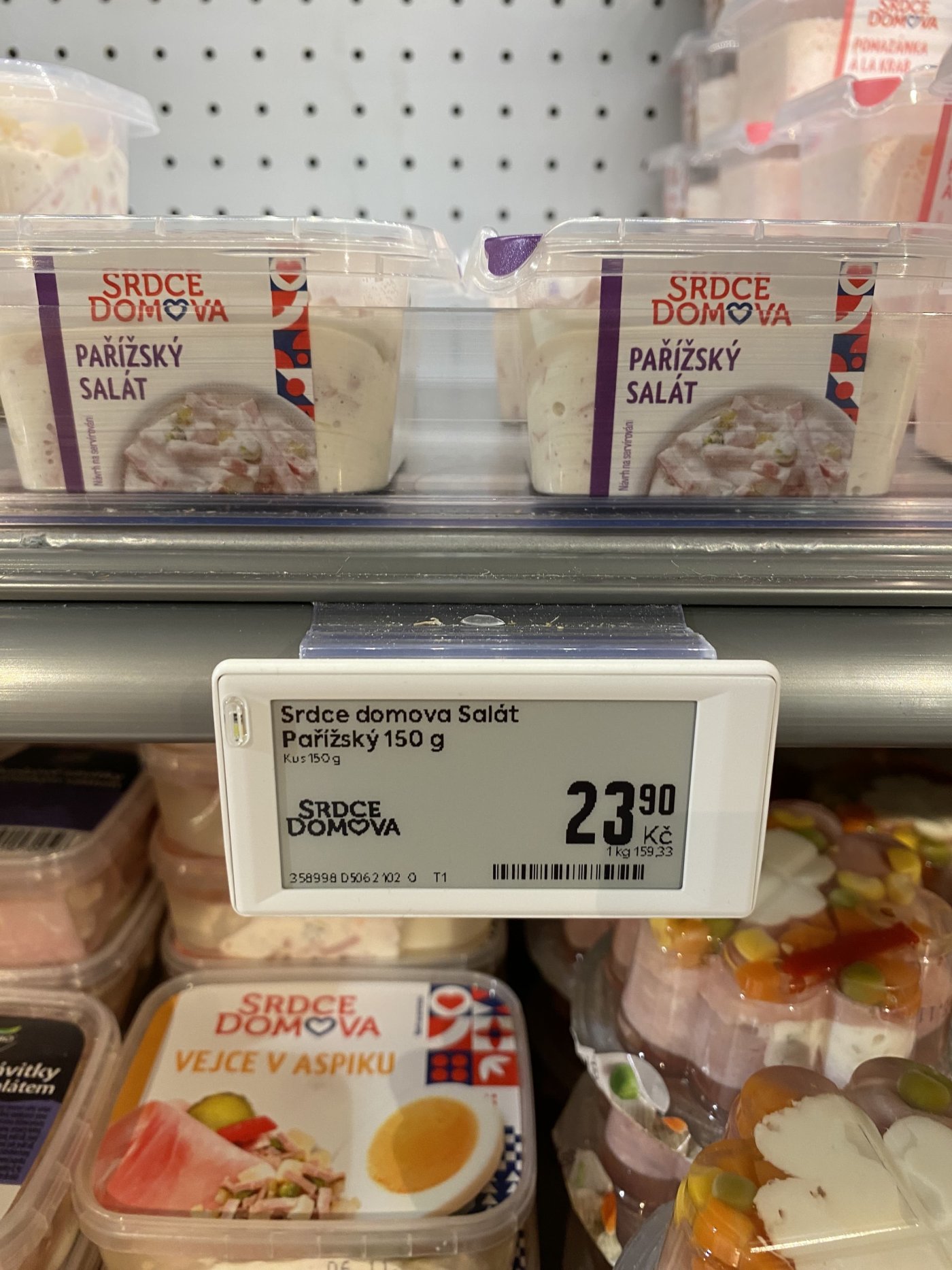 Pařížský salát v regálu supermarketu, cenovka