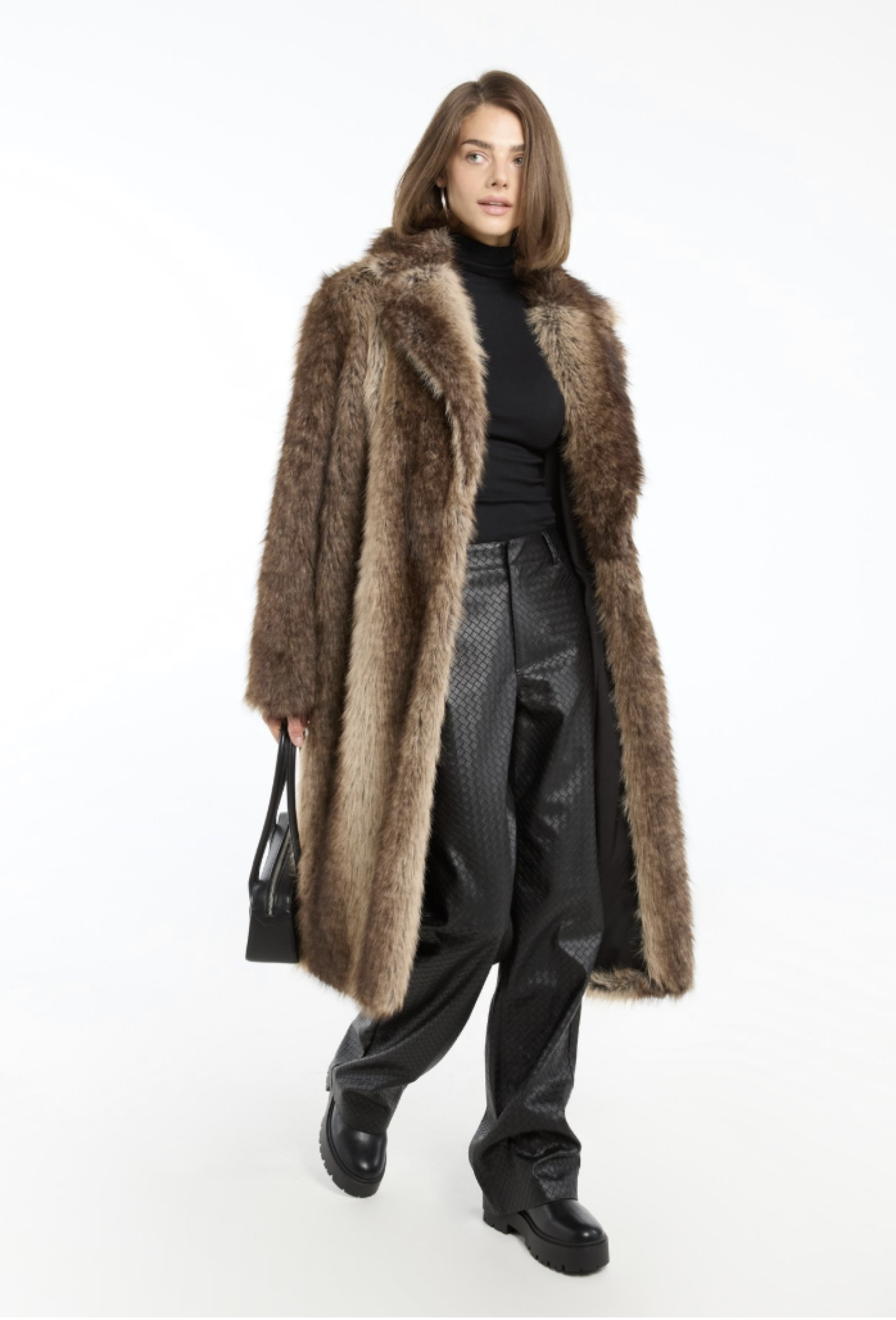 Modelka v kabátu z umělé kožešiny