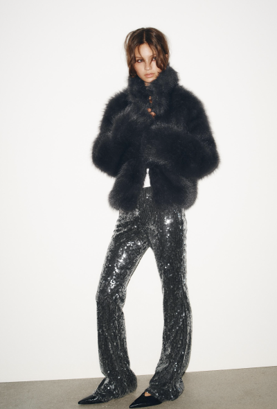 Modelka v krátkém kabátu z umělé kožešiny